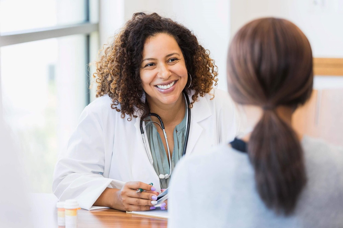 Ärztin im Gespräch mit einer Patientin